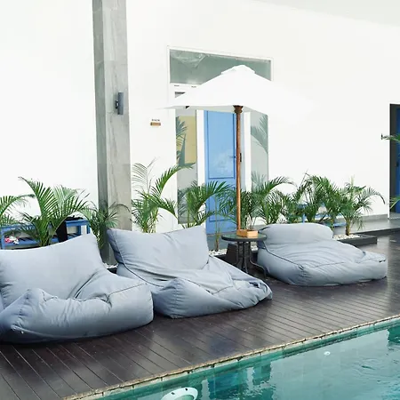 Dip & Doze Living-3